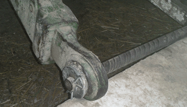 Rerod holds three-point hitch steady