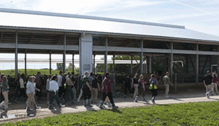 4H-farm-tour.gif - Caption: National 4-H Conference attendees tour Hoard's Dairyman Farm 4H-farm-tour.gif